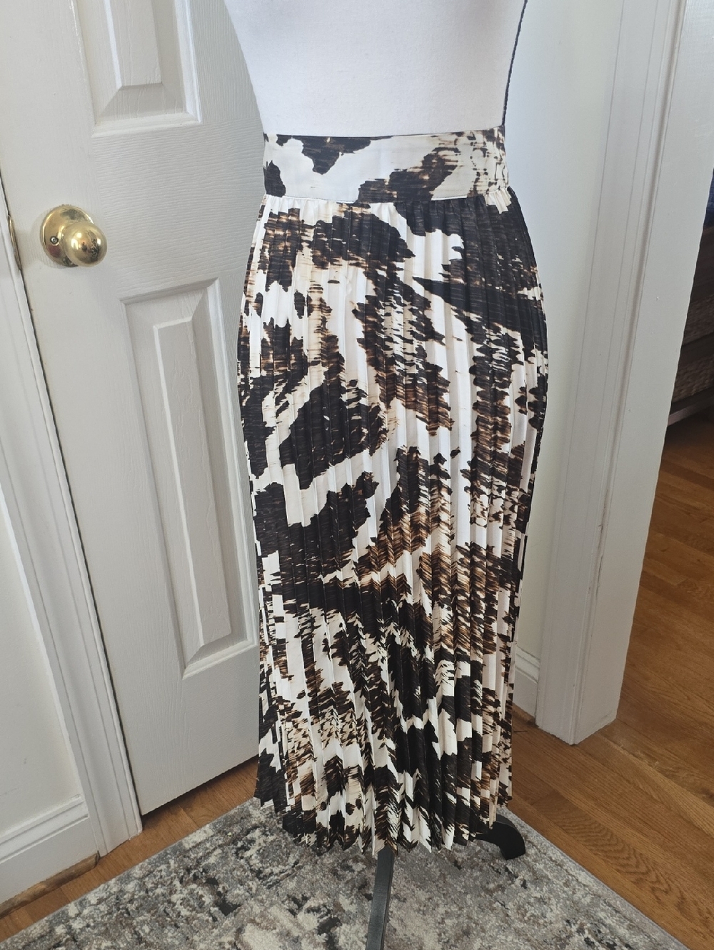 WORTHINGTON WOMAN'S PLUS  BLACK AND WHITE PLEATED "REPTILE" PATTERN SKIRT 1X